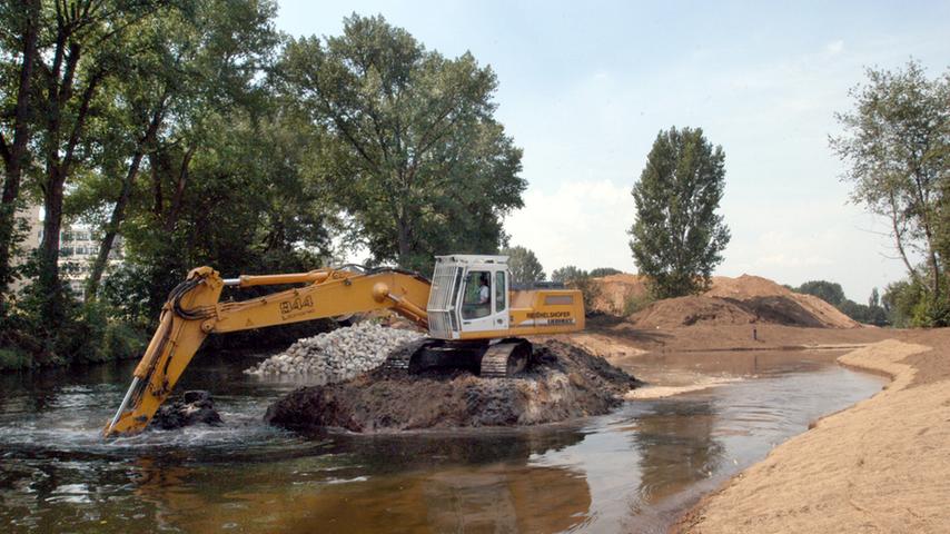 So standen 2003 wieder Bauarbeiter mit Baggern im Fluss, um das einzureißen, was eine Generation vorher mühsam aufgebaut wurde.