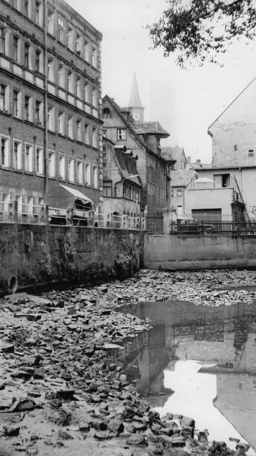 Bis an die Häuser in der Unteren Fischerstraße reichte das Flussbett der Pegnitz noch bis 1962. Heute steht an dieser Stelle...
