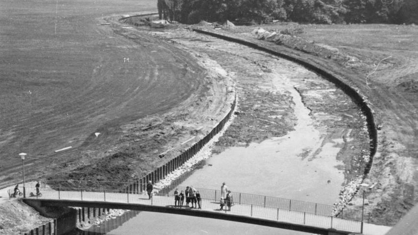 Am 4. Juni 1962 wird der letzte Damm bei der Wolfsgrubermühle beseitigt. Das Wasser kann dann unter dem neuen Karlsteg durchfließen.
