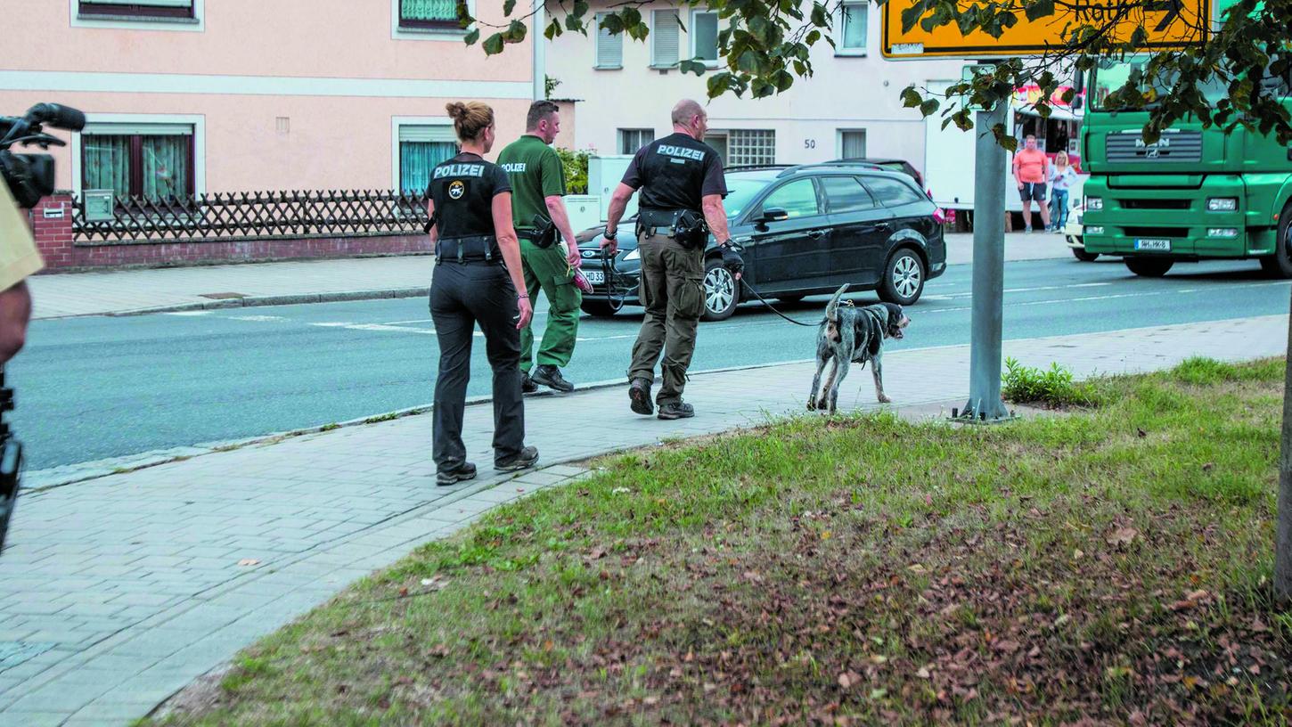 Nach dem Handtaschenraub vom Montag sucht die Polizei weiterhin nach dem flüchtigen Täter. Zuletzt am Mittwoch im Umkreis des Tatorts auch mit einem Fährtenspürhund, wie hier am Hilpoltsteiner Altstadtring.