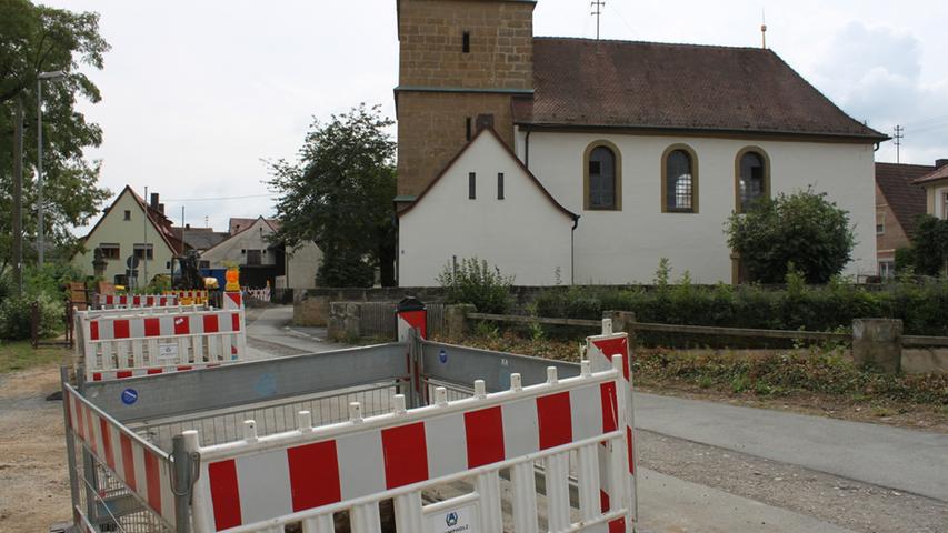 Ein Loch nach dem anderen: Die Straße in Pautzfeld ist an zahlreichen Stellen aufgebaggert worden.