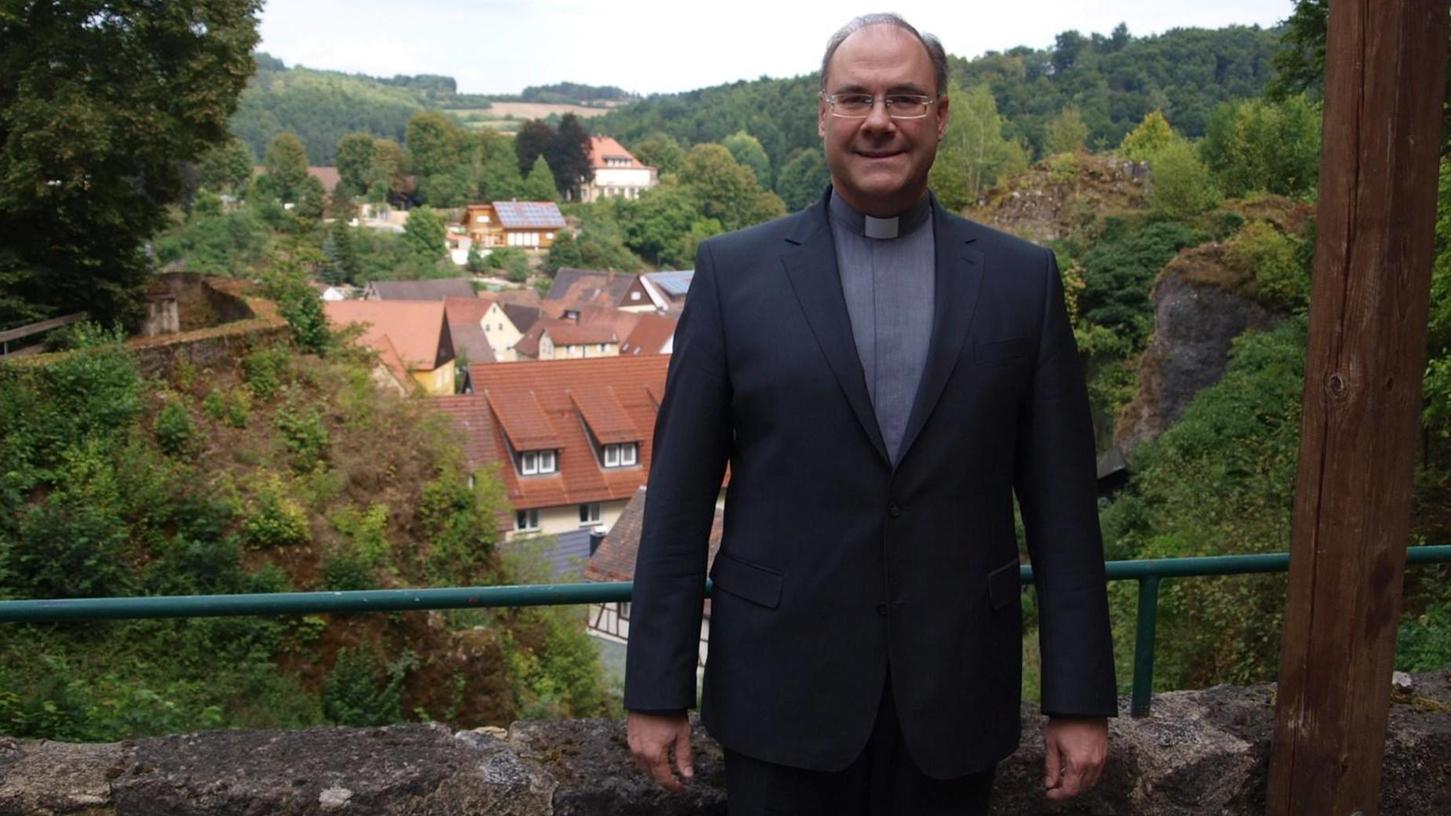 Pfarrer Wolfgang Dettenthaler im Pfarrgarten: Es ist einer seiner Lieblingsplätze in Waischenfeld. Nach 23 Jahren verlässt er die Stadt.