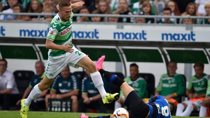 Dann rollt endlich der Ball. Die Spielvereinigung versucht von Beginn an, die Kontrolle über das Spiel zu übernehmen. Die Gäste aus Frankfurt hingegen konzentrieren sich zunächst auf die Defensive.