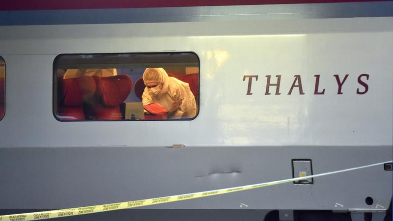 Am Bahnhof in Arras untersucht die Polizei den Thalys-Zug nach Spuren.