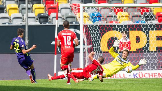 Löchrige Fortuna: Vincenzo Grifo (links) trifft zum 1:0 für den SC Freiburg.
