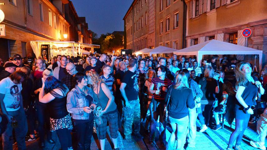 Lauer Sommerabend mit fränkischer Musik: Das Erlanger Marktplatzfest zog am Samstagabend viele Besucher in die Gassen der Hugenottenstadt.