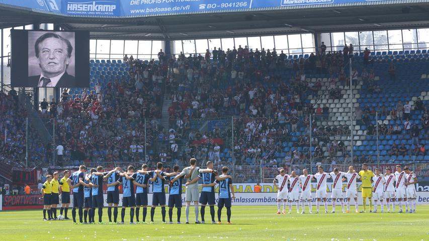 Vor dem Spiel halten die Zuschauer und das gesamte Stadion kurz inne. Zu Ehren von Gerhard Mayer-Vorfelder, Ex-DFB-Präsident, der am Montag im Alter von 82 Jahren verstarb.