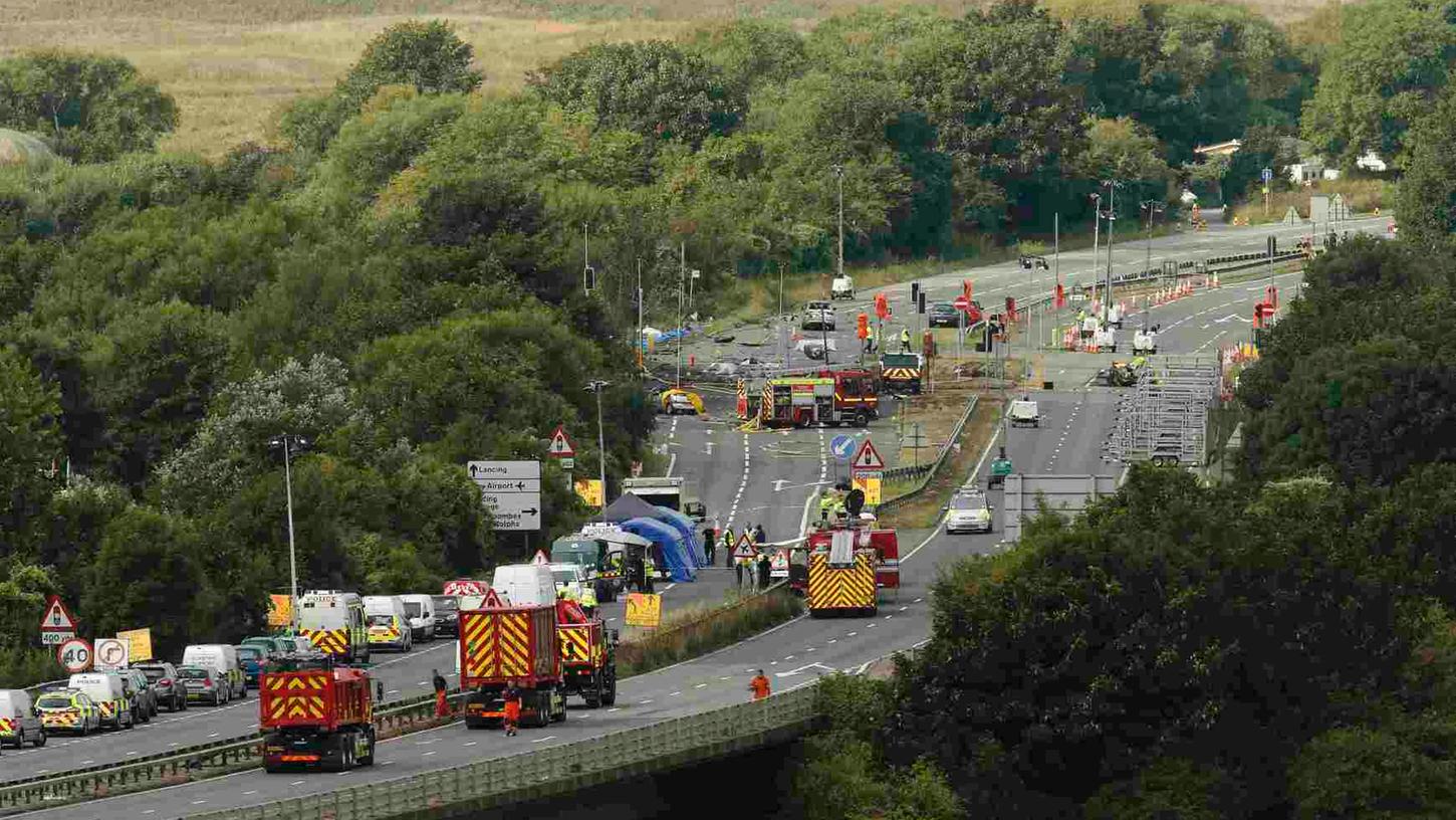 Das Flugzeug stürzte während einer Flugshow in der Nähe von Brighton auf eine vielbefahrene Straße und auf mehrere Fahrzeuge, wie die Polizei am Samstag mitteilte.