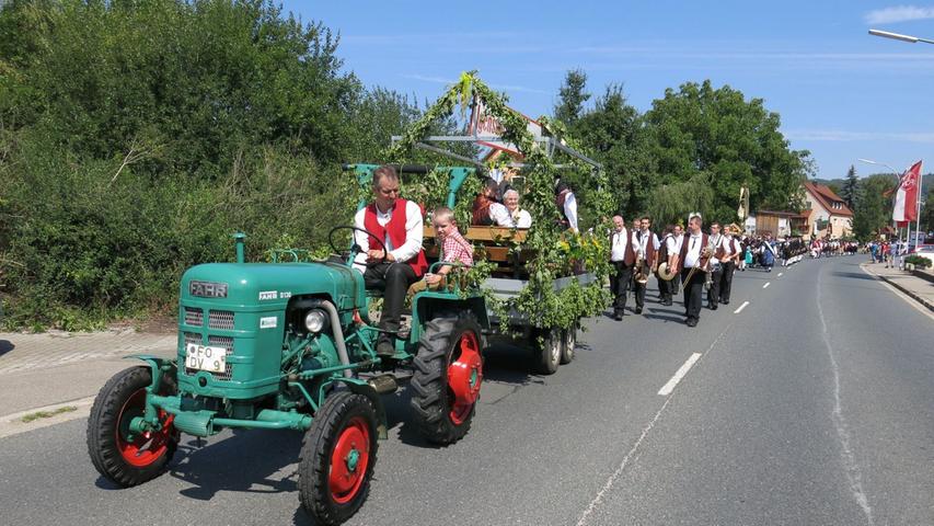 Trachten und Traktoren: Igensdorf feiert mit großem Festzug