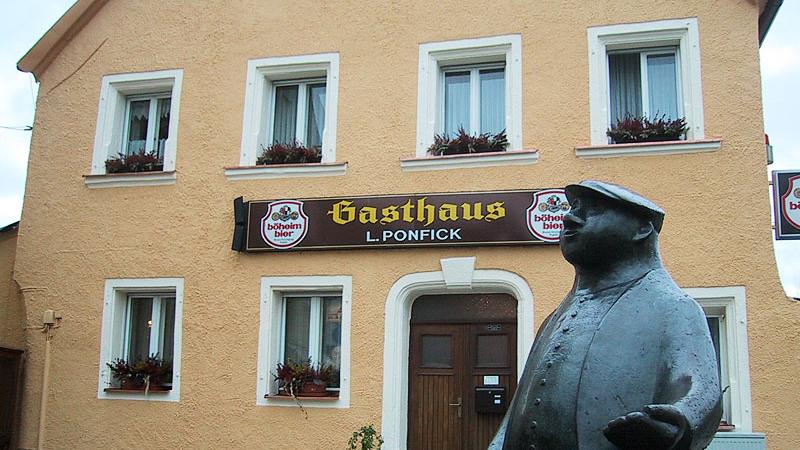 Unmittelbar beim Schweinehirten-Denkmal am Unteren Markt in Pegnitz findet sich das Traditionslokal Unmittelbar beim Schweinehirten-Denkmal am Unteren Markt in Pegnitz findet sich das Traditionslokal