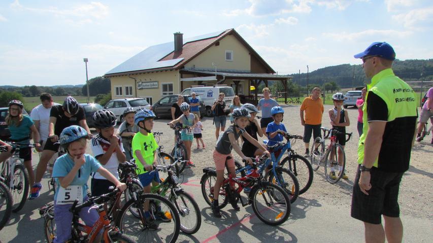 Der Fahrradstart der Schüler. Erstmals unterstützte das Gräfenberger Sportbündnis den Schüler-Triathlon bei Egloffstein 32.6.