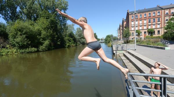 Viele können nicht widerstehen - aber eigentlich ist das Baden in der Rednitz wegen der zu schlechten Wasserqualität nicht erlaubt.