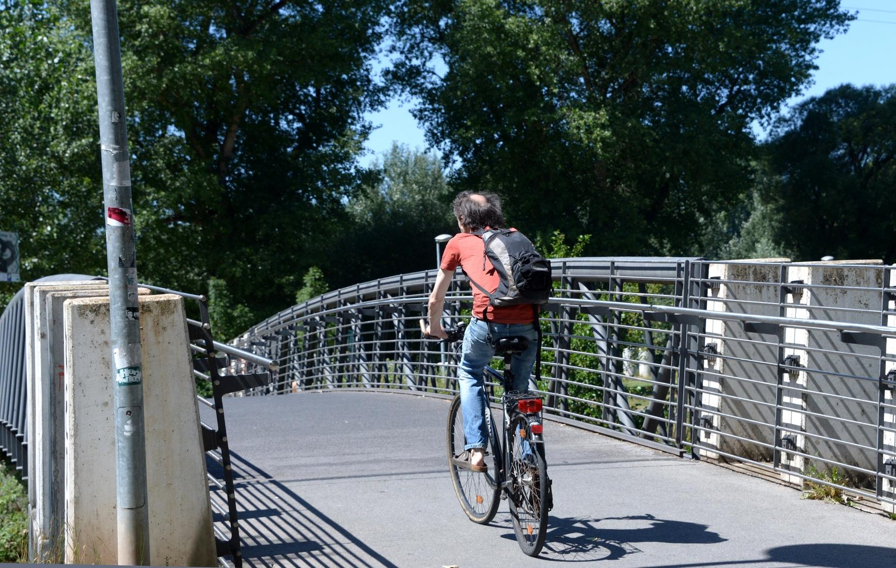 Eine Brücke verbindet heute den Hardsteg mit der Uferpromenade.