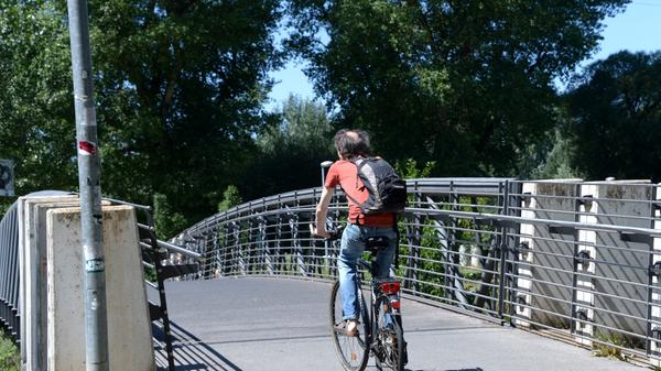 Eine Brücke verbindet heute den Hardsteg mit der Uferpromenade.