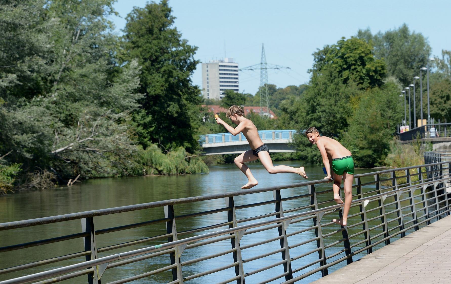 Trotzdem sieht man regelmäßig junge und nicht mehr so junge Menschen in den Fluss springen.