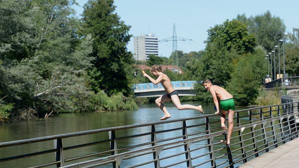 Trotzdem sieht man regelmäßig junge und nicht mehr so junge Menschen in den Fluss springen.
