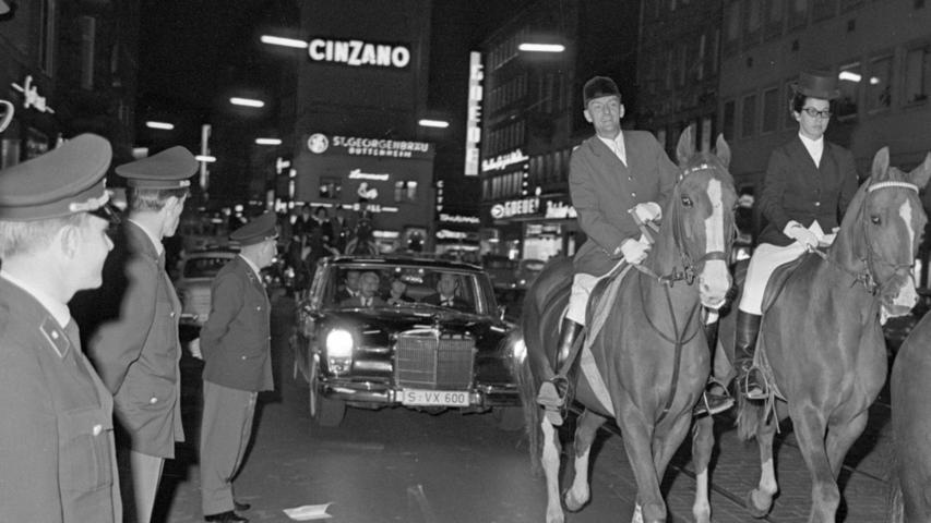 Im Mercedes eskortiert Hier geht es zum Artikel vom 27. August 1965: Prominenz von Pferden eskortiert