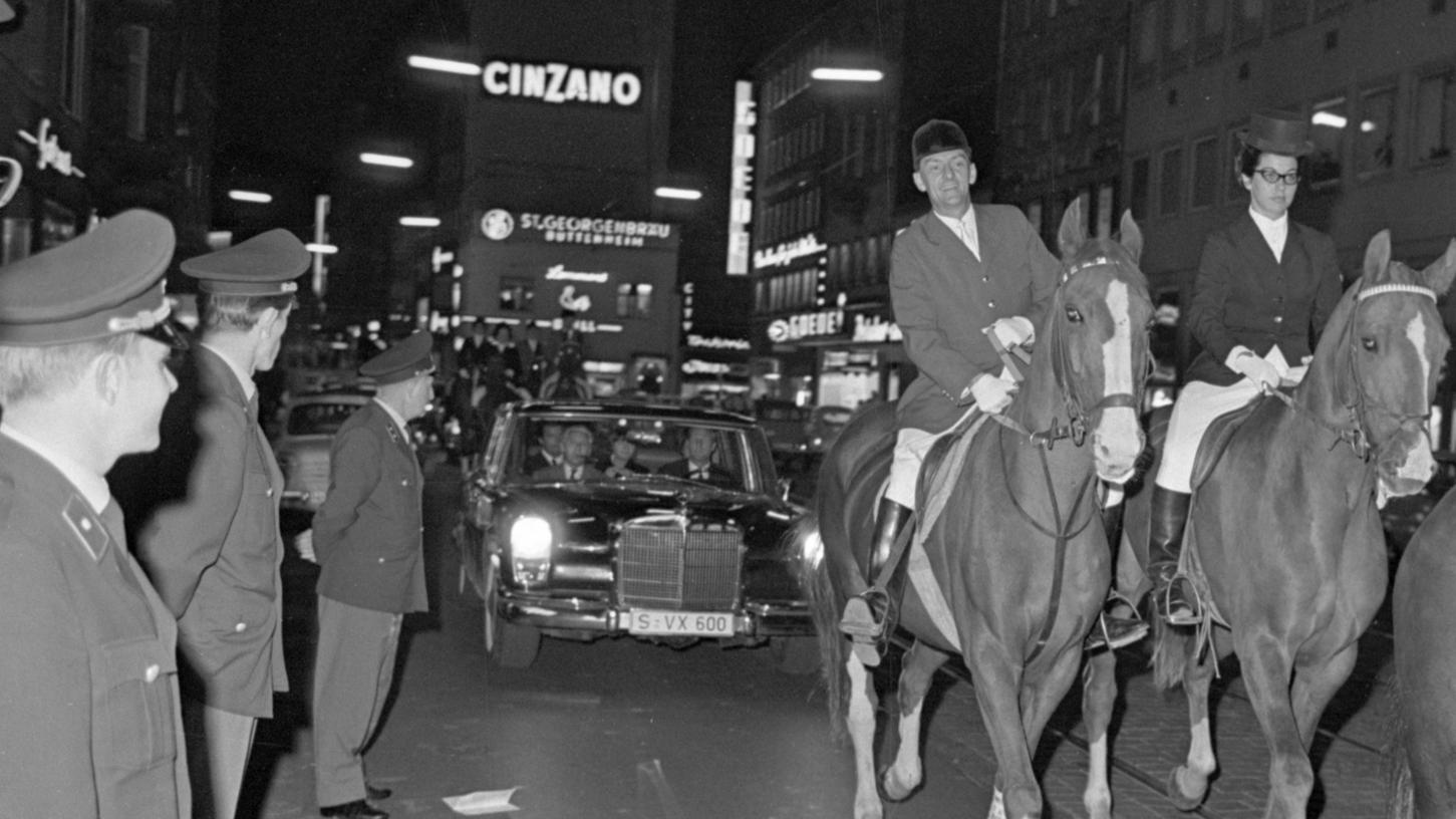 27. August 1965: Prominenz von Pferden eskortiert