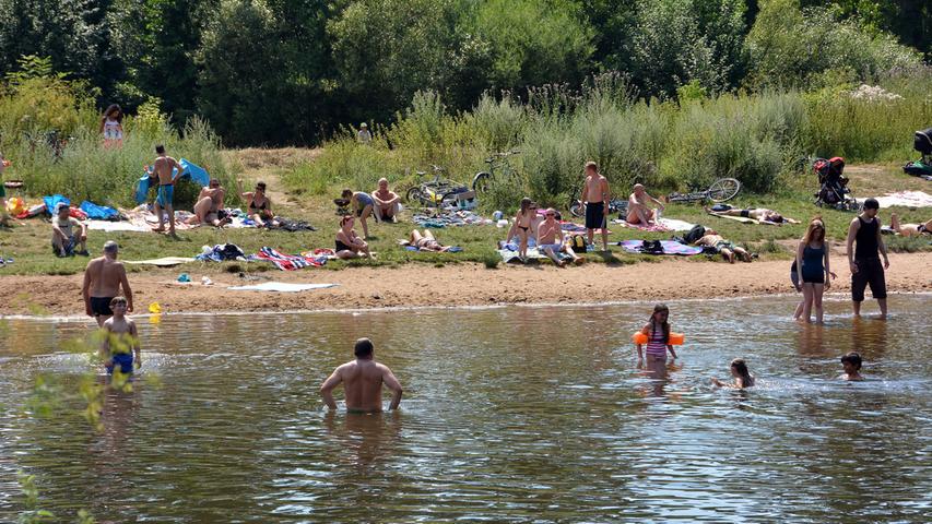 Es können sich zeitweise zu viele Schadstoffe im Fluss befinden. Den Badegästen an der Schleife bei der Uferstadt scheint das nichts auszumachen.