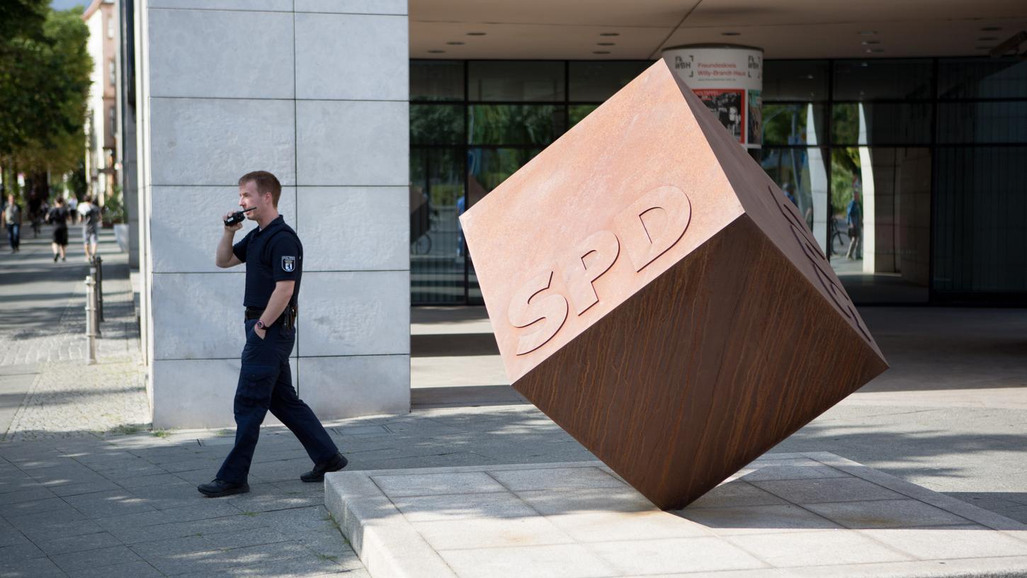 Nach einer Bombendrohung gegen die SPD-Zentrale und einer vorübergehenden Räumung des Willy-Brandt-Hauses in Berlin hat die Polizei wieder Entwarnung gegeben.