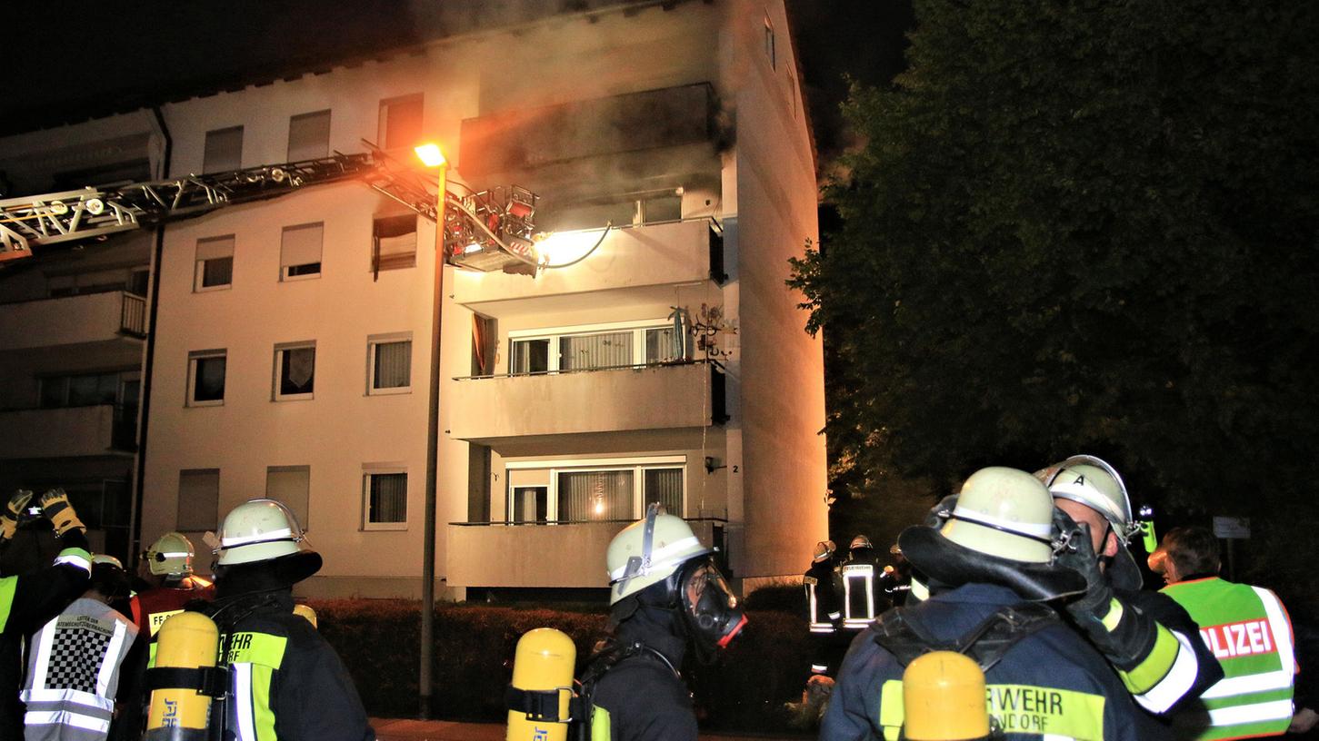 Im dritten Obergeschoss eines Mehrfamilienhauses brach ein Feuer aus, die Bewohner konnten alle von der Feuerwehr gerettet werden.