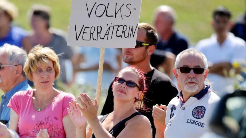 Nach Krawallen: Merkel und Gauck stellen sich gegen Rassisten 