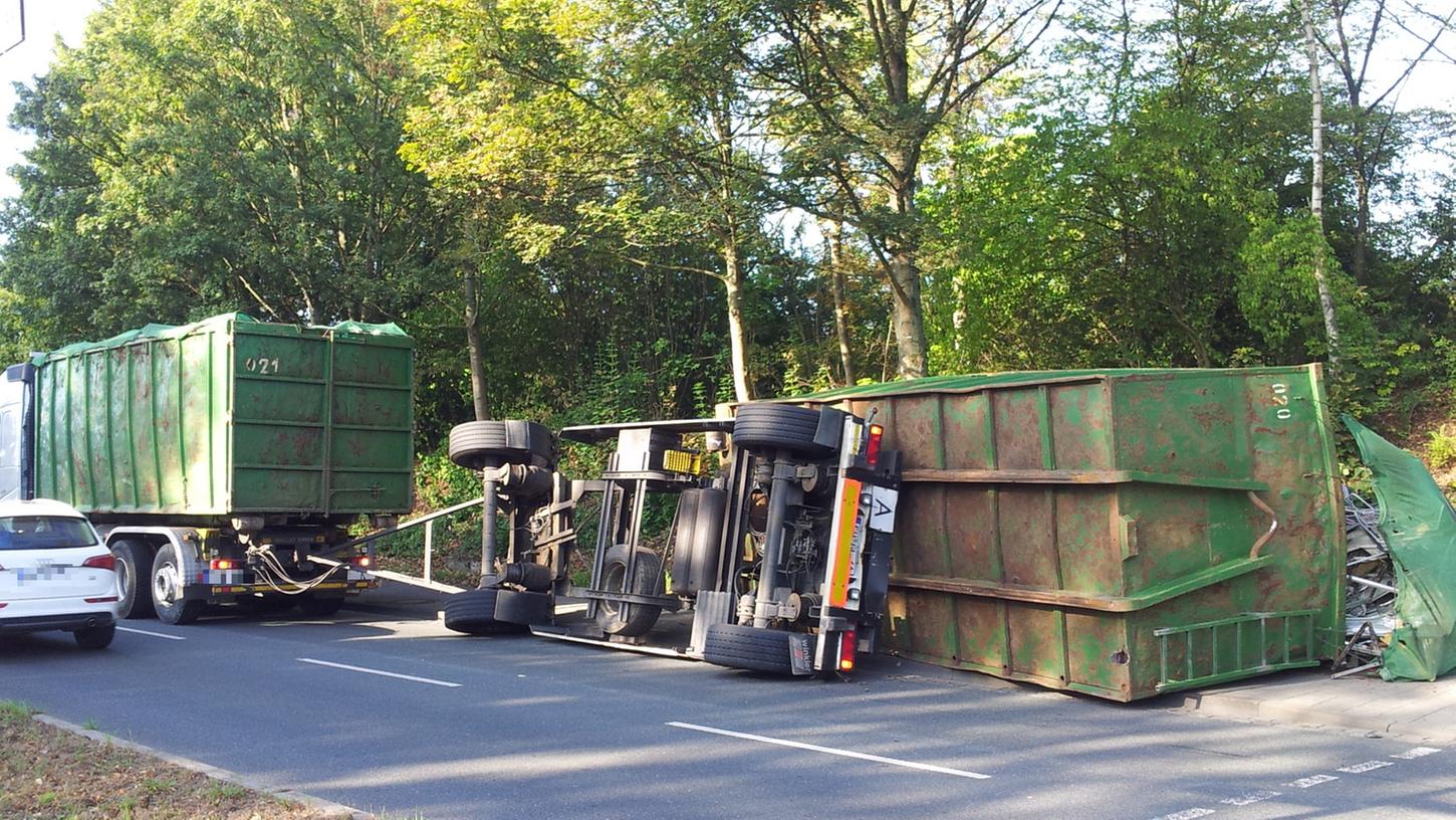 LKW-Unfall: Acht Tonnen Schrott auf dem Gehweg