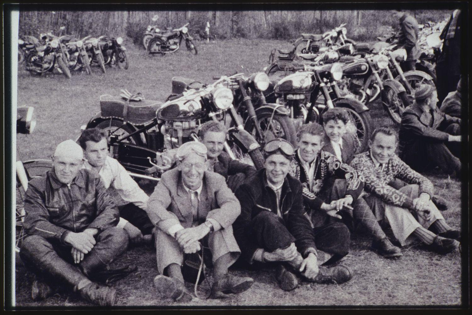 Schutzkleidung war im Jahr 1950 Fehlanzeige. Eine Brille musste genügen.