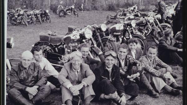 Schutzkleidung war im Jahr 1950 Fehlanzeige. Eine Brille musste genügen.