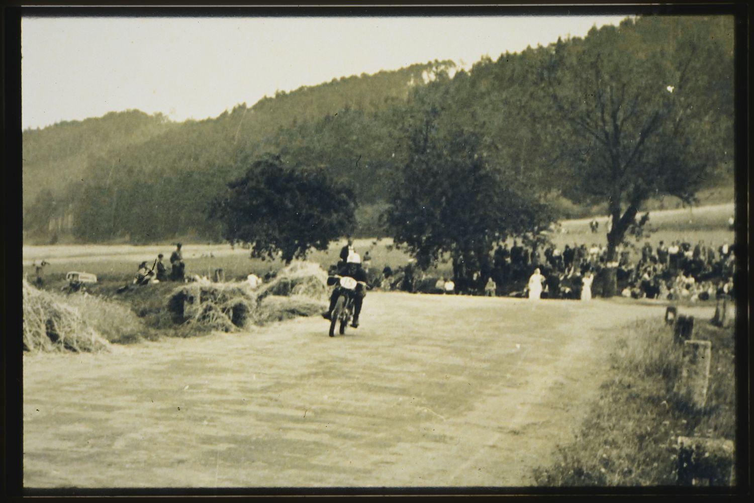 Der Rundkurs führte beim Rennen 1950 von Treuchtlingen über Dietfurt zur B2 und vor dort über die Schambachkreuzung (hier im Bild) zurück nach Treuchtlingen.
