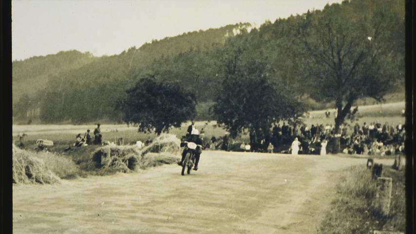 Der Rundkurs führte beim Rennen 1950 von Treuchtlingen über Dietfurt zur B2 und vor dort über die Schambachkreuzung (hier im Bild) zurück nach Treuchtlingen.
