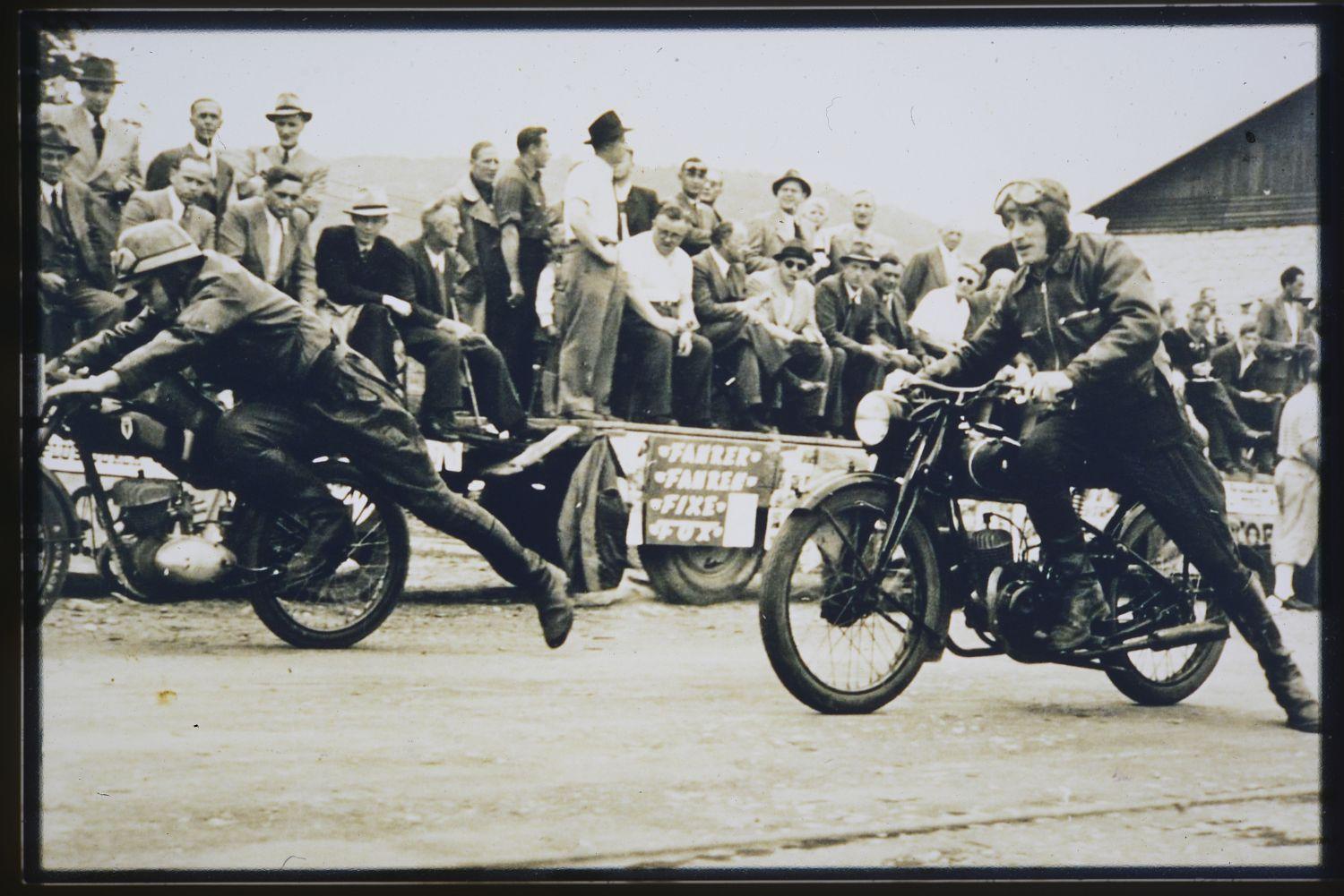 1950 war eigens eine Zuschauertribüne am Start aufgebaut worden.