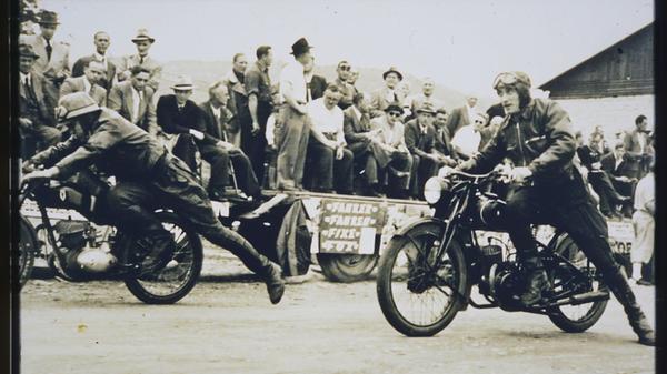 1950 war eigens eine Zuschauertribüne am Start aufgebaut worden.