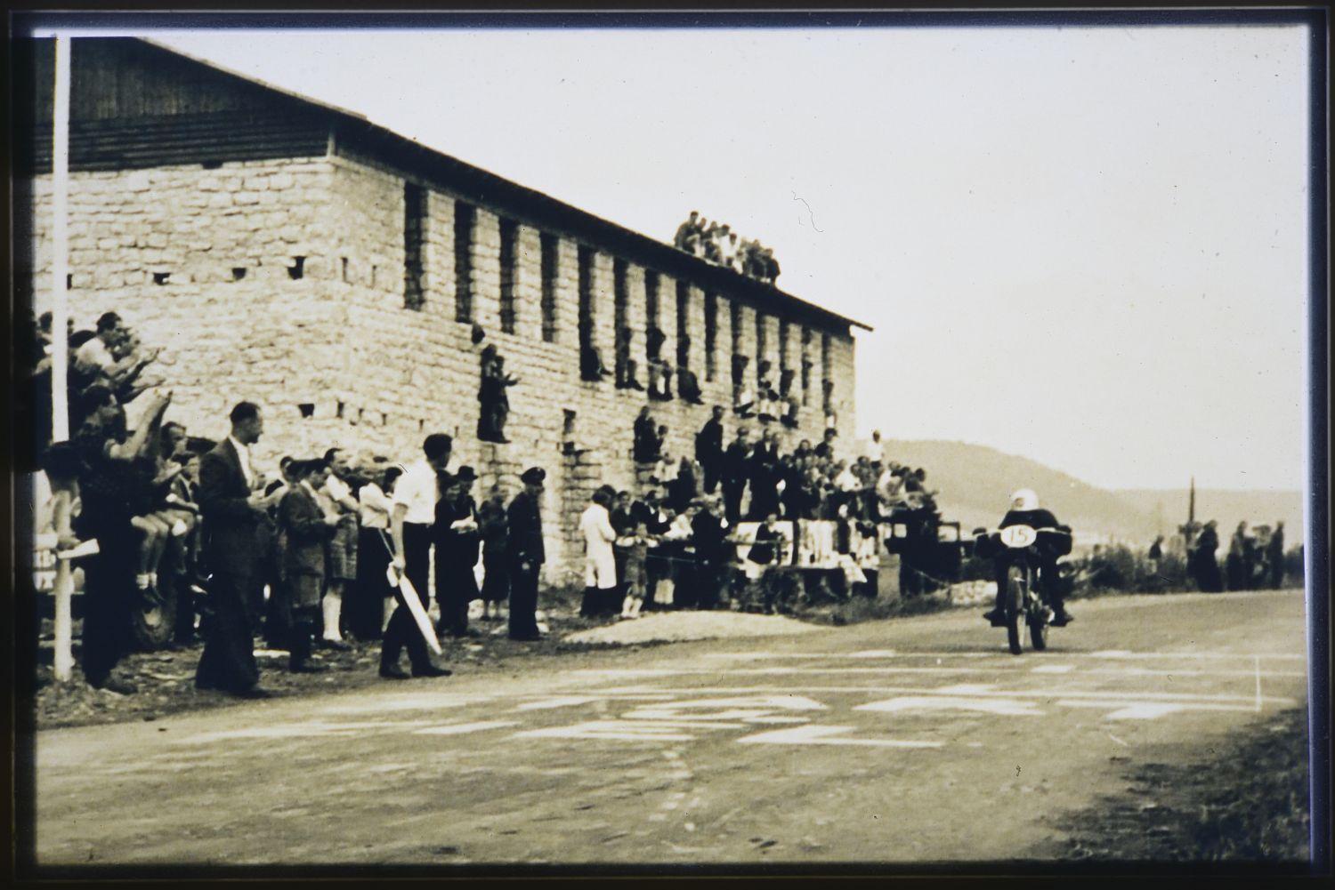 Mit Höchstgeschwindigkeit vorbei am ehemaligen Sägewerk.