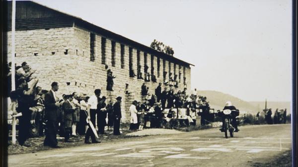 Mit Höchstgeschwindigkeit vorbei am ehemaligen Sägewerk.