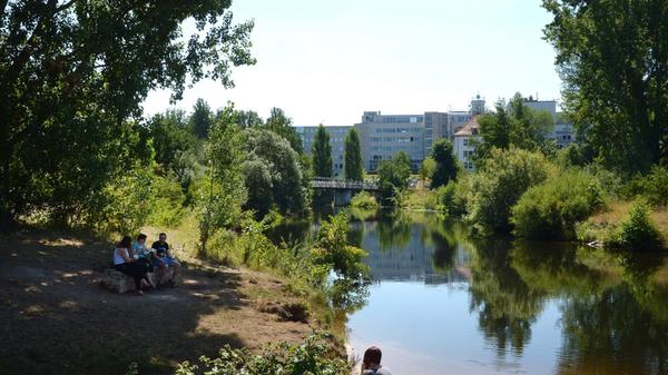Ebenfalls ein Anziehungspunkt: die renaturierte Pegnitz auf Höhe der Uferstadt, des früheren Grundig-Geländes.