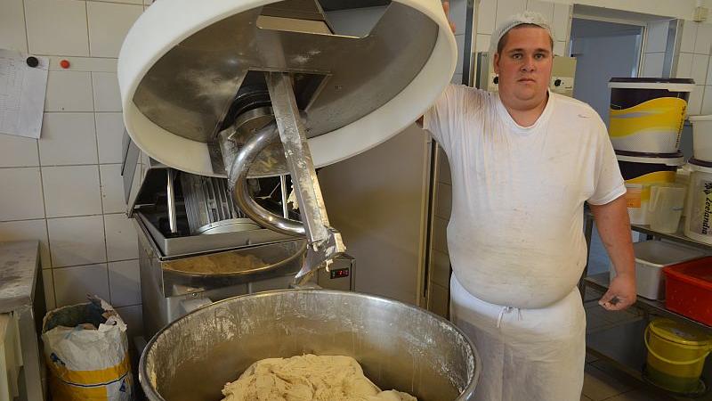 Azubi Maximilian Stimpfle (18) ist momentan bei der Bäckerei Kleeberger im zweiten Lehrjahr. Damit ist er einer von wenigen Auszubildenden, die noch Bäcker werden wollen.