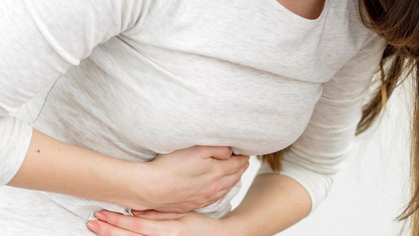 Für dieses unschöne Symptom ist wieder das Progesteron verantwortlich. Es kann den Darm verlangsamen. Daher sollten Schwangere ausreichend Wasser trinken und magnesiumreiche Nahrung zu sich nehmen, da sie abführend wirken kann.