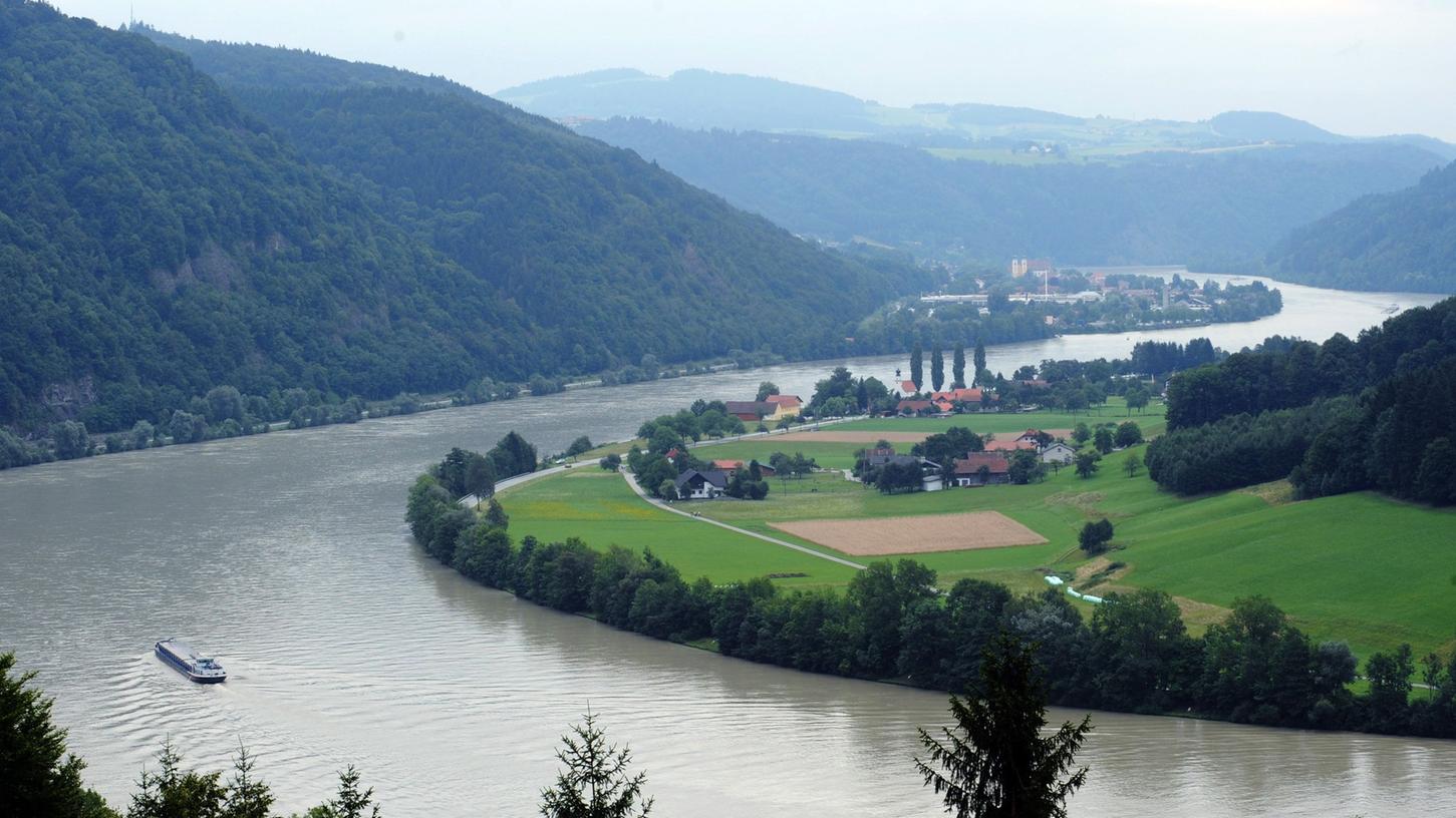 Zwischen Passau und Deggendorf ist die Donau nun für den Schiffsverkehr gesperrt (Symbolbild).