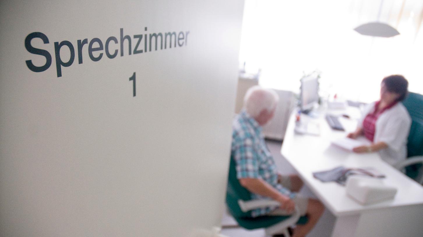 Ein Drittel der Hausärzte in Deutschland geht in den kommenden fünf Jahren in den Ruhestand. Allerdings kommen zu wenig junge Ärzte nach.
