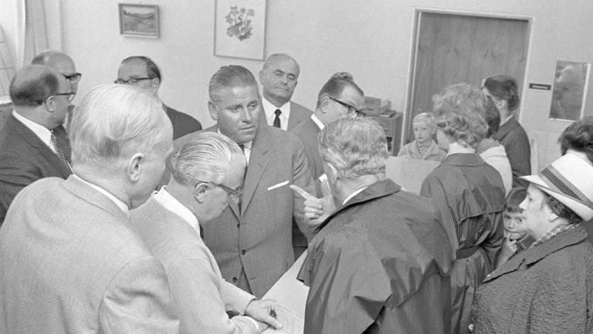 In der Wohnberatungsstelle im Rathaus unterhielten sich Georg Kurlbaum (links) und der OBM (vierter v. l.) mit den hilfesuchenden Menschen. Bürgermeister Haas hört im Hintergrund zu. Hier geht es zum Artikel vom 29. August 1965: Geld für ein Obdach