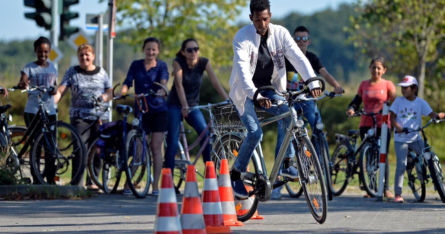 ERH: Flüchtlinge lernen sicheres Radfahren