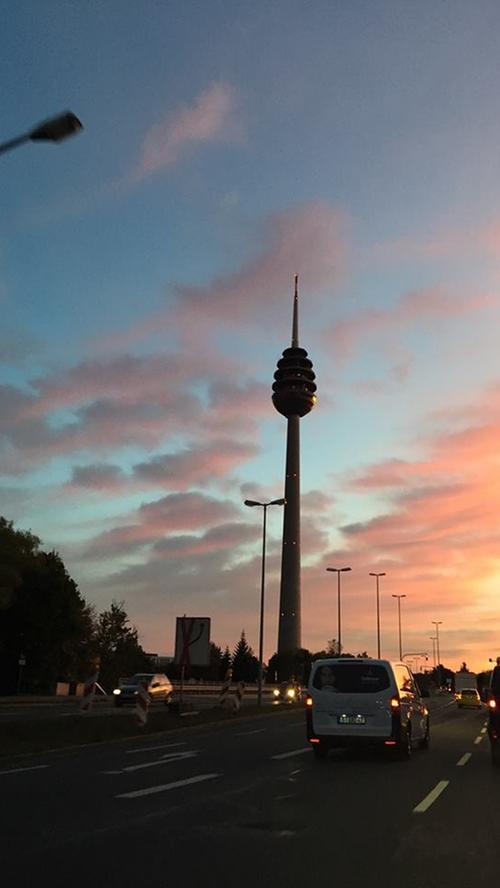 Der Nürnberger Fernsehturm "streckt" sich in Richtung Himmel.