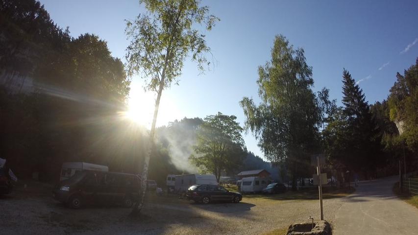 Der Morgenhimmel über einem fränkischen Campingplatz.