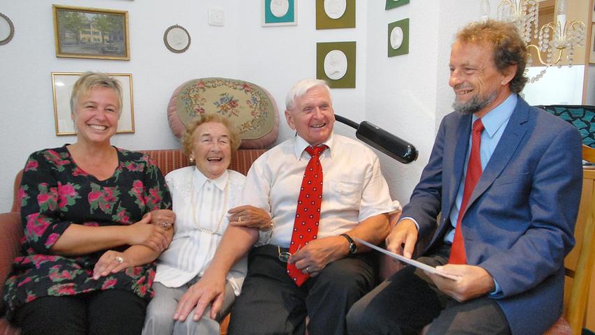 Gratulation (v. li.): Enkelin Anke, die 100-jährige Helene Ewers, Schwiegertochter Beatrice Schärz, 3. Bürgermeister Wolfgang Hirschmann