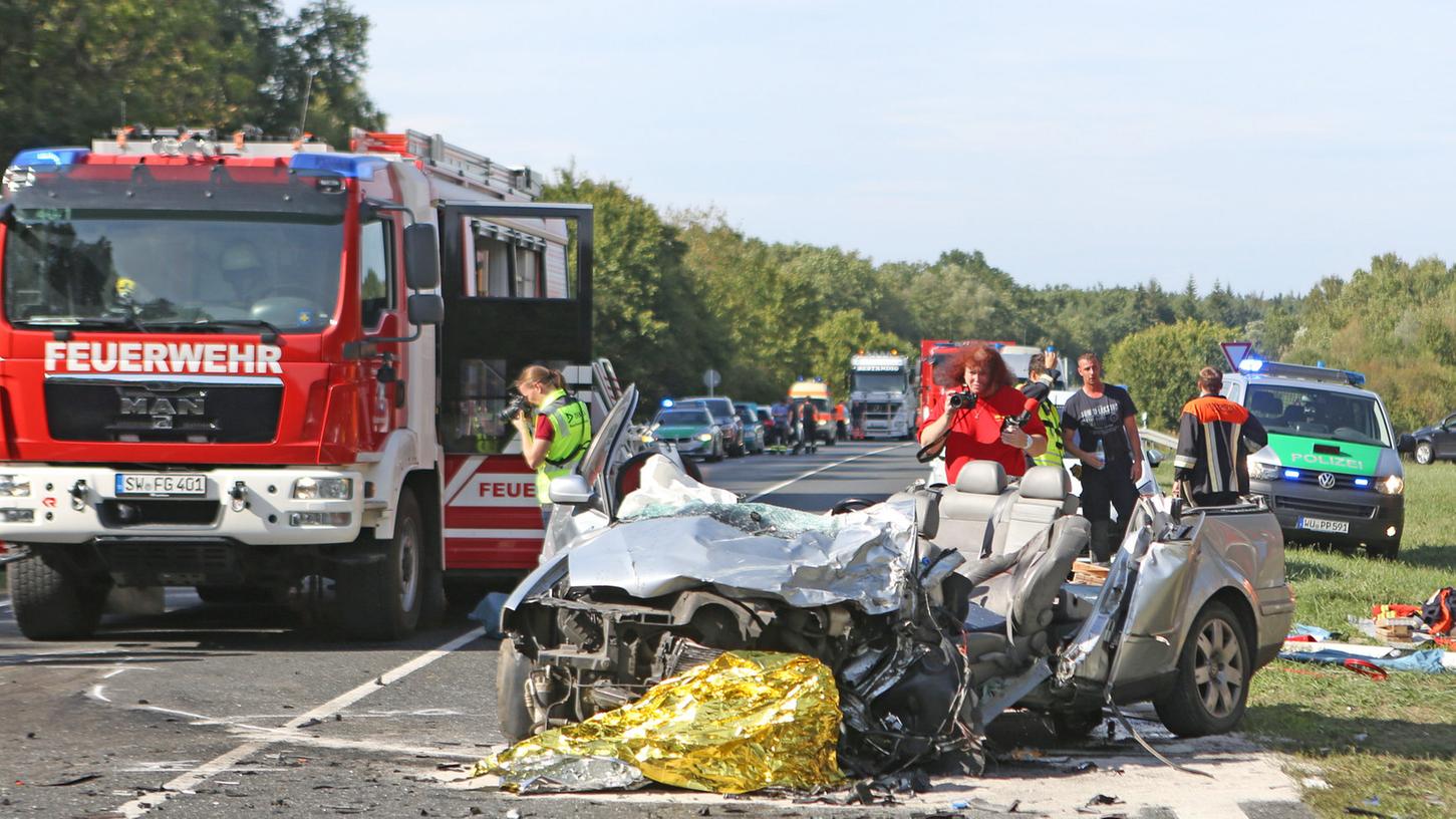 Tödlicher Unfall: Ein Pkw-Fahrer geriet auf die Gegenfahrbahn und kollidierte dort mit einem Lastwagen.