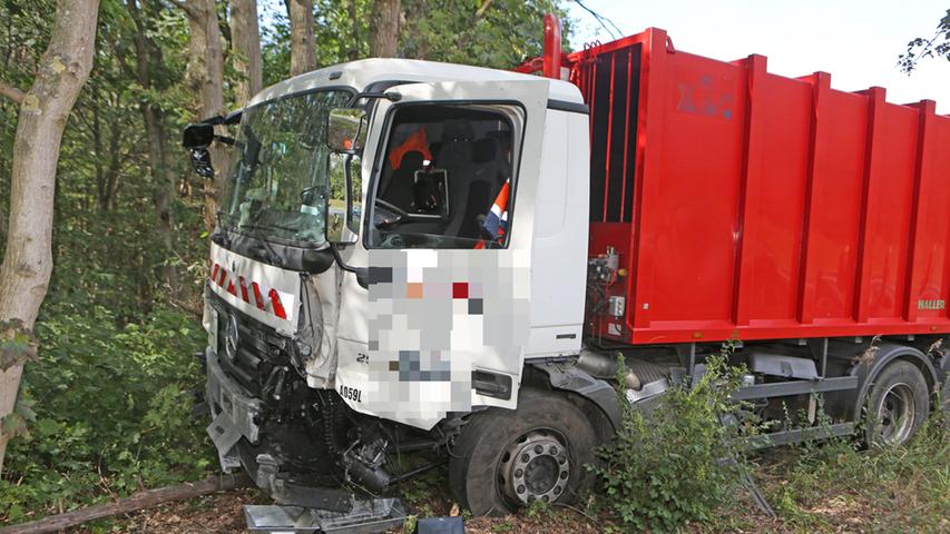 Tödlicher Zusammenstoß: Pkw kollidiert mit Lastwagen