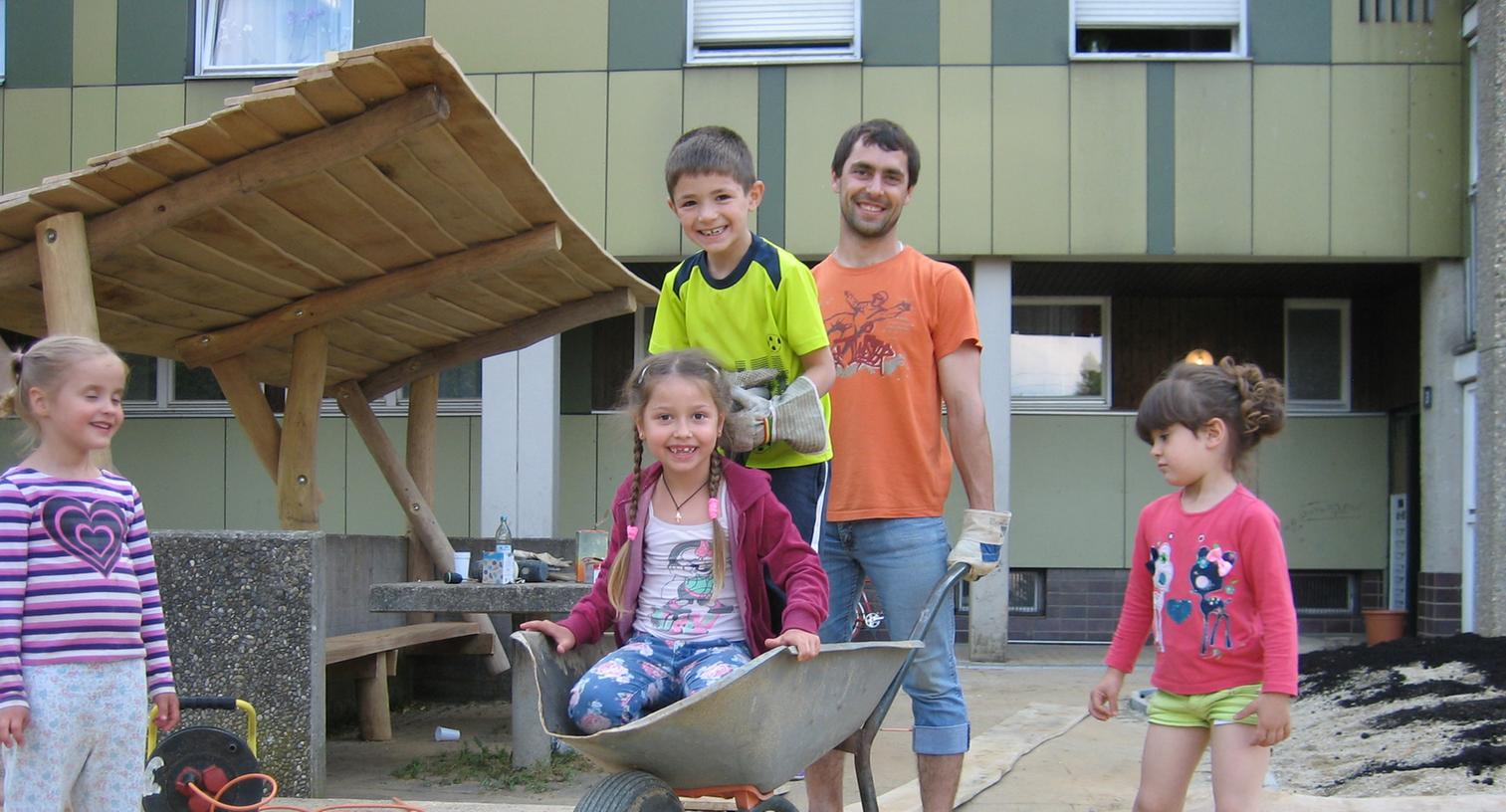 Heidenheim: Voluntäre arbeiten gemeinsam mit den Kindern an einem Spielplatz für Flüchtlinge.
