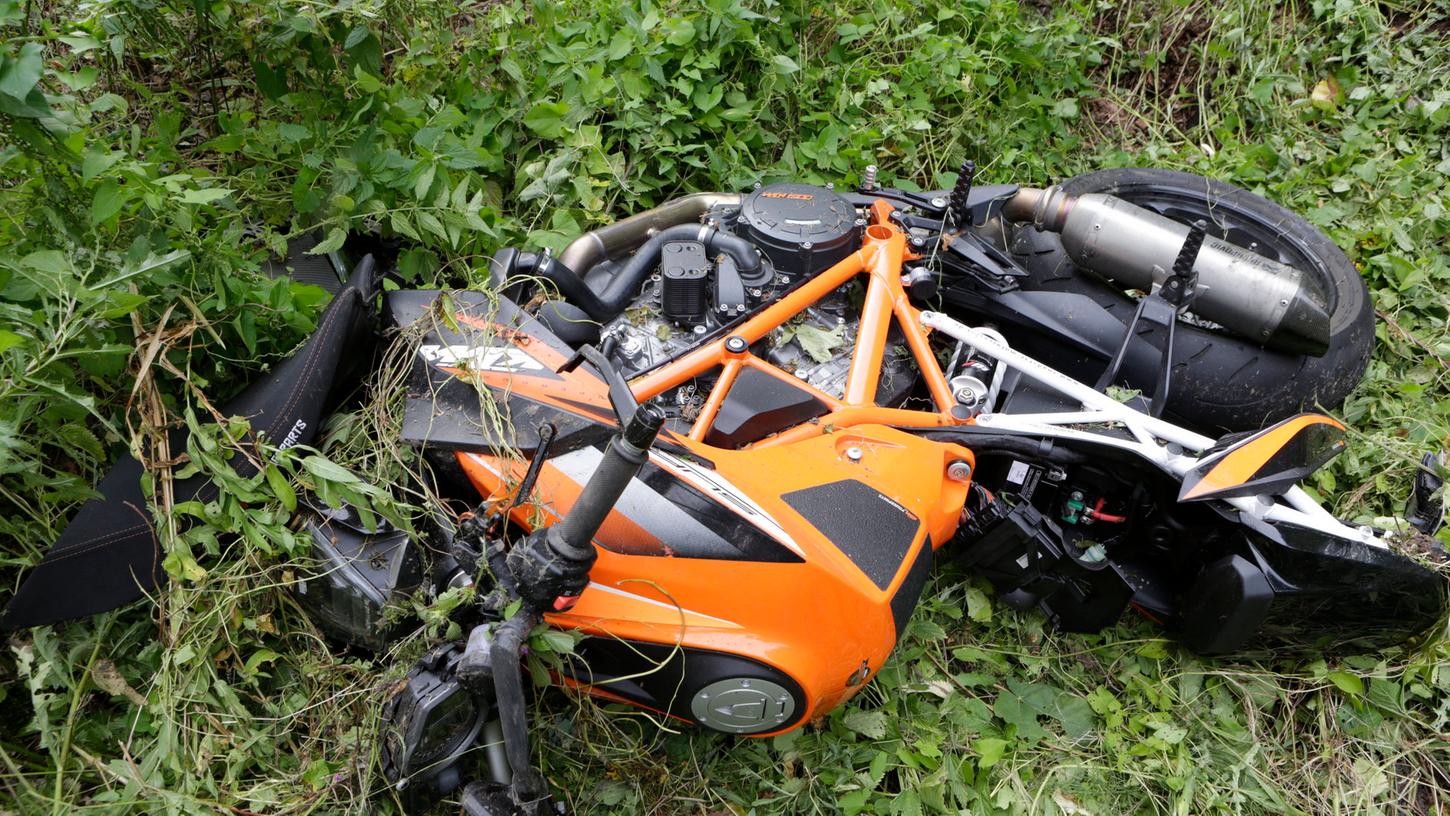 Ein Motorradfahrer stürzte mit seinem Bike in den Graben, der Fahrer erlitt eine schwere Beinverletzung, das Motorrad war ein Totalschaden.