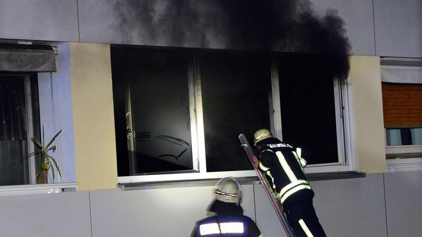 Dichter schwarzer Rauch: Wohnungsbrand in Erlangen